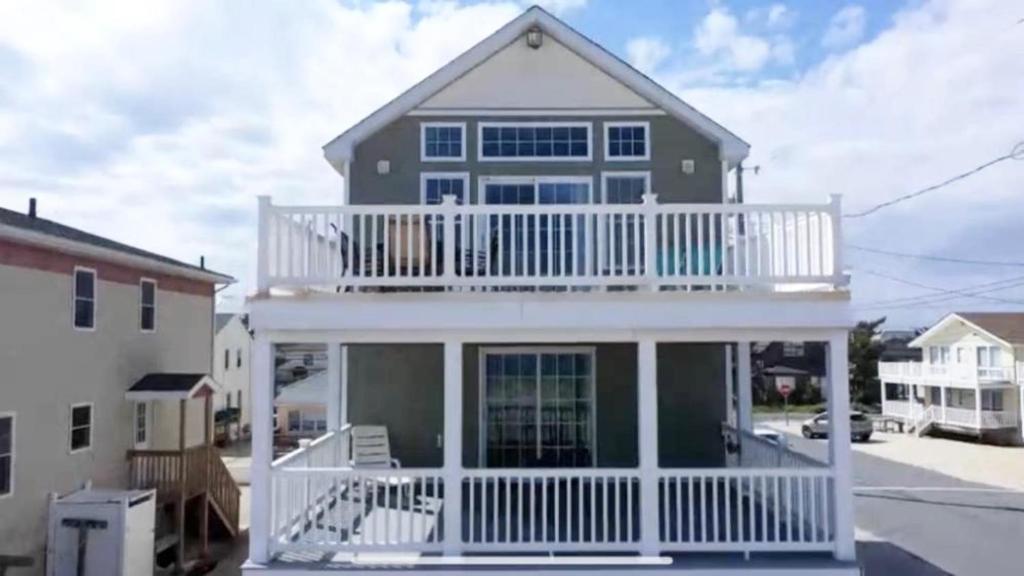 Gallery image of 5 Bedroom Of In The Crest With Hot Tub in Beach Haven Crest