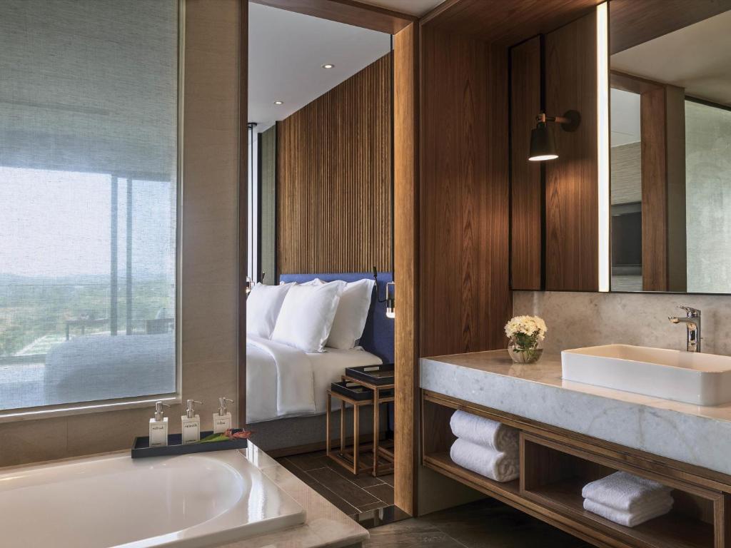 Phòng Suite Có Ban Công Nhìn Ra Biển