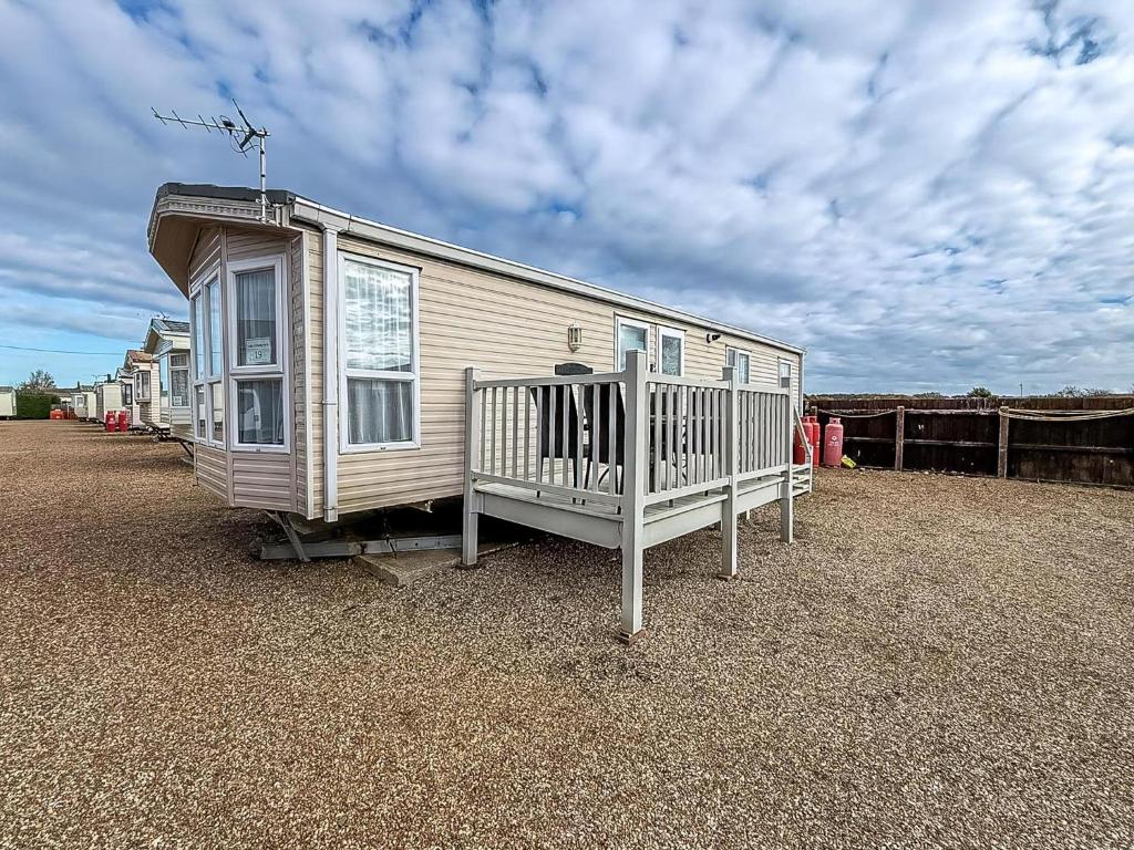 una casa móvil está estacionada en mucho en 6 Berth Caravan Nearby Hunstanton Beach Front In Norfolk Ref 13019L, en Hunstanton