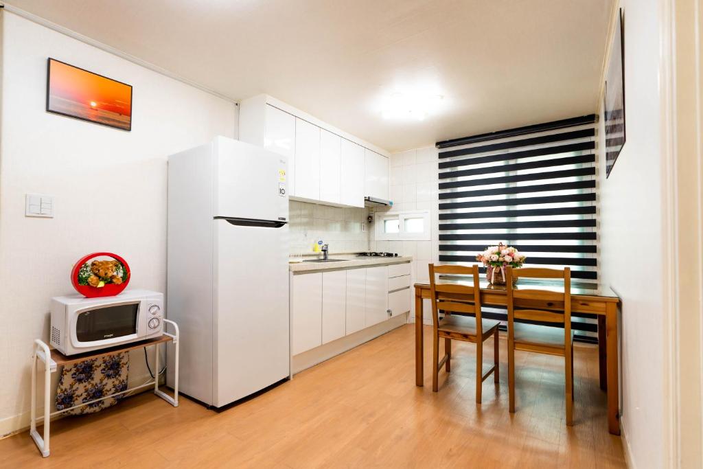 Køkken eller tekøkken på 서울 홍대 야피게스트하우스 홍대입구역6번출구 큰집 2Room 단독전체사용