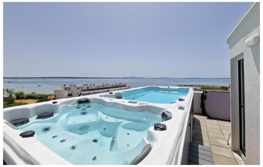 Bazén v ubytování Amazing Home In Privlaka nebo v jeho okolí