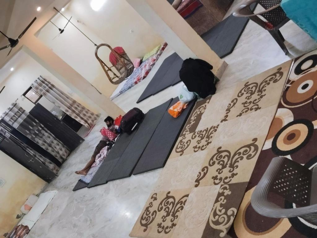 ブリンダーバンにあるNidhivan Vatika Ashramの二人の女の子が部屋のベッドに寝ている