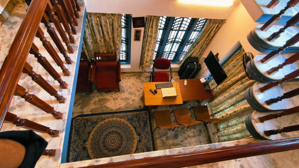 une vue de tête sur un salon avec un escalier dans l'établissement Lake and Paddy holiday home, à Alappuzha