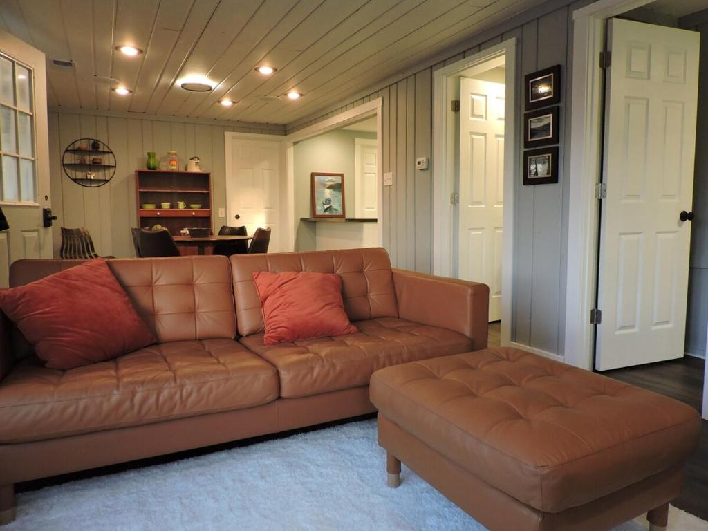 HartfordにあるThe Middle Houseのリビングルーム(ブラウンソファ、テーブル付)