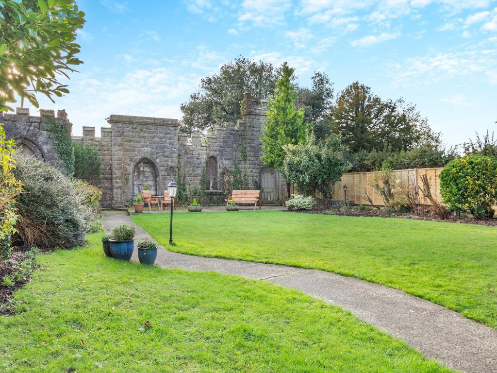 d'un jardin avec un bâtiment en pierre et une pelouse. dans l'établissement Uk46867 - Thirlmere, à Ulverston