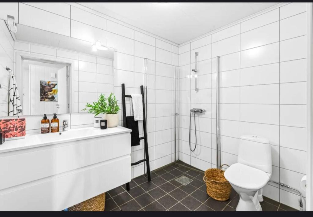 een witte badkamer met douche en toilet bij Dal Homestay Haven 4U in Dal