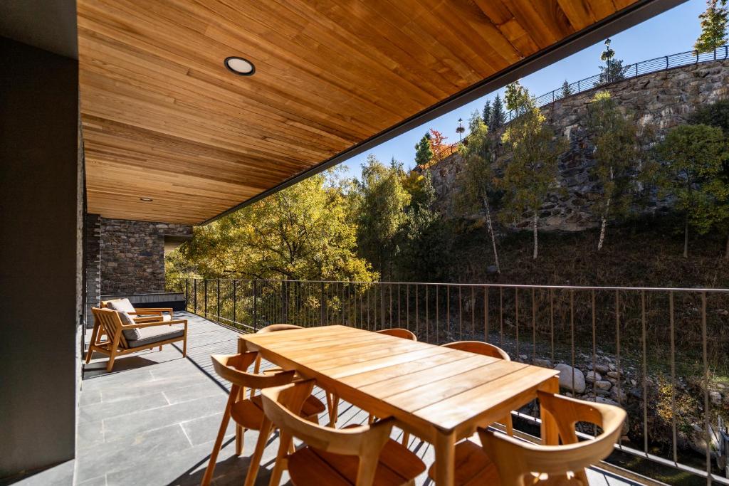 Μπαλκόνι ή βεράντα στο Luxurious Mountain Gem Enjoy Nature l Gym Sauna Pool l 1 MINUTE WALK TO SLOPES l by BonesVacances