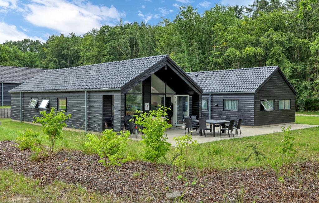 a gray cabin with a table and chairs in a yard at Aqua 186 in Charlottenthal