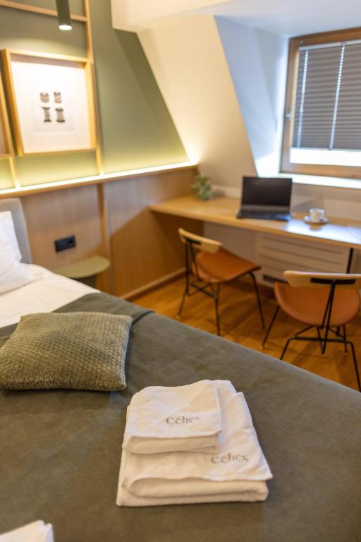 Céhes Guesthouse - Comfort Triple Room With Shower