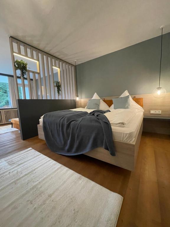 a bedroom with a large bed in a room at See und Kliniknahes Apartment, Balkon, Wifi, Blick ins Grüne in Prien am Chiemsee
