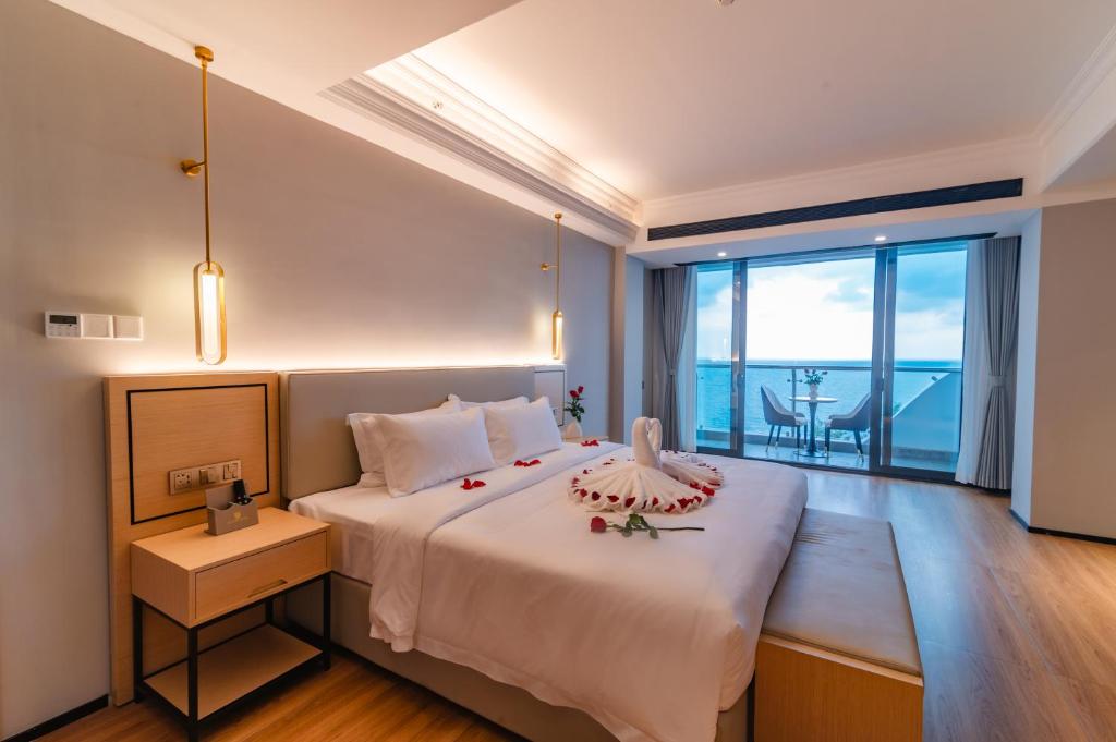 ein Schlafzimmer mit einem großen Bett und Meerblick in der Unterkunft Billions Hotel in Sihanoukville