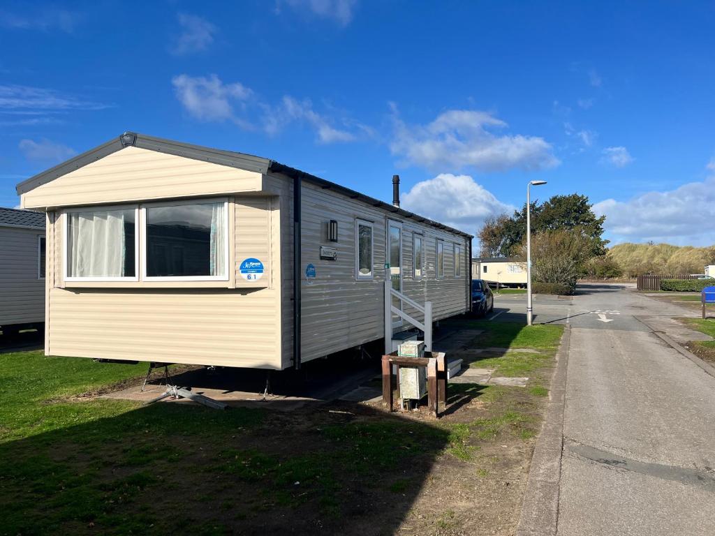 ein kleines Haus am Straßenrand in der Unterkunft 3 Bed Presthaven in Talacre