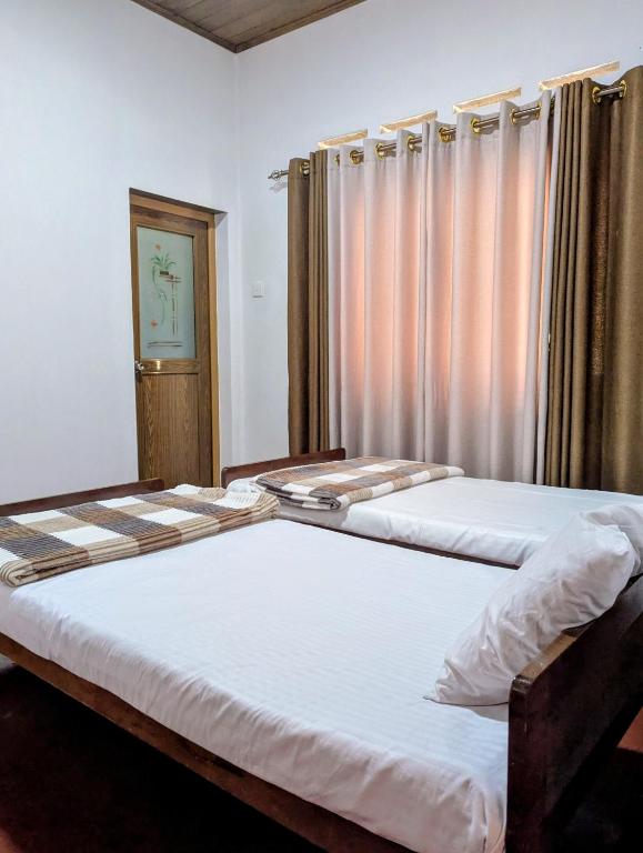 エッラにあるFelix Holiday Bungalowの部屋に並んで置かれた2つのベッド