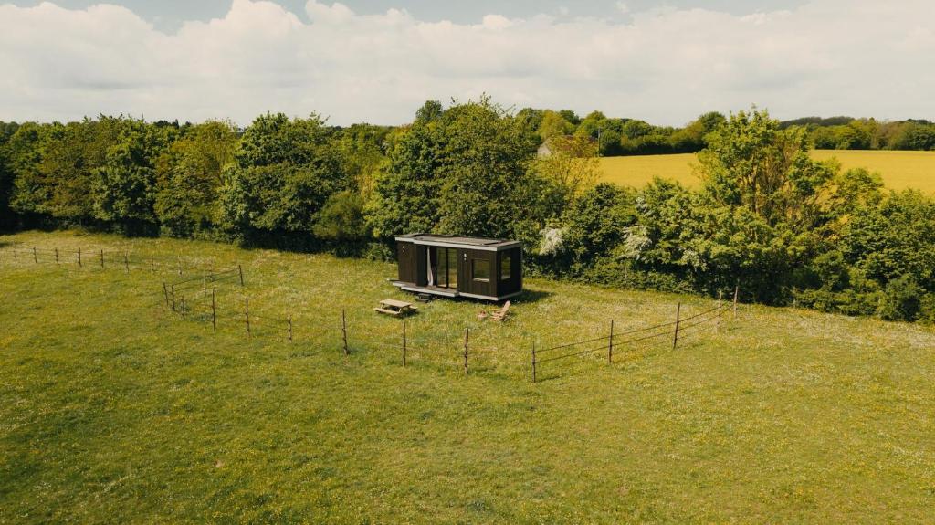 una vista aérea de una casa pequeña en un campo en Parcel Tiny House I Elevage du Puits Carré, en Dame-Marie
