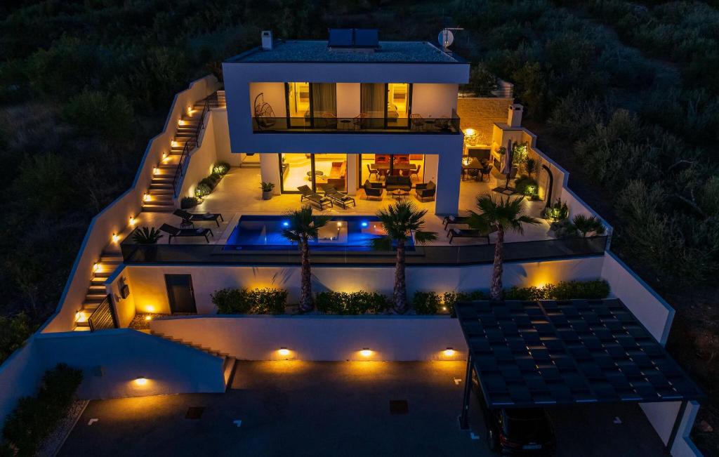 een luchtfoto van een huis 's nachts met verlichting bij Villa Sense in Posedarje