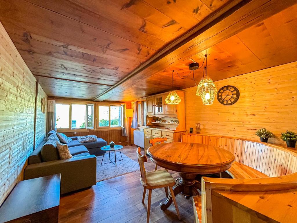 a kitchen and living room with a wooden ceiling at Charmant Appartement Alpin in Oberems