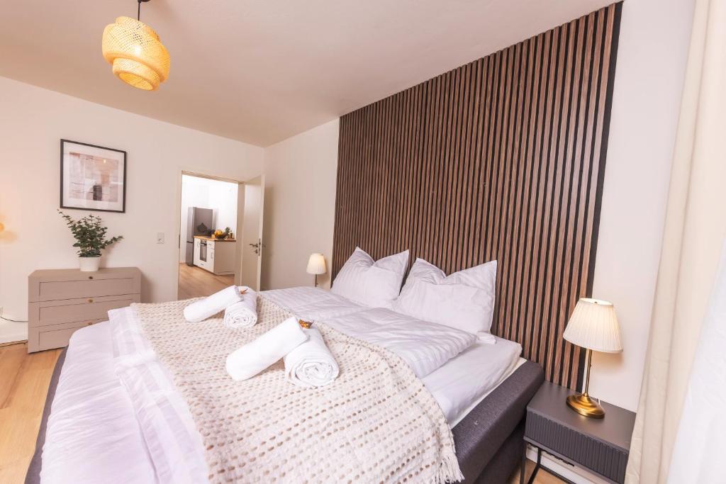 クレーフェルトにあるNUIT Apartment - HBF, Zentral, Helios-Klinik, Messe Düsseldorf 20 Min, NEUのタオルが敷かれた大きなベッドのある寝室