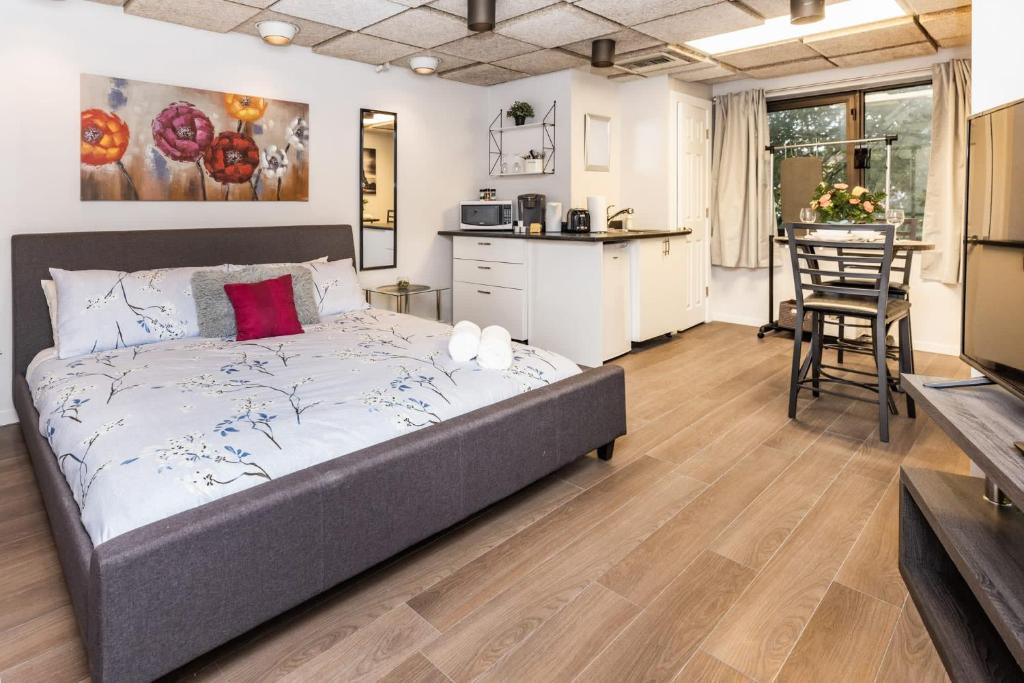 Ένα ή περισσότερα κρεβάτια σε δωμάτιο στο King Bed Studio Apartment - Near Chinatown