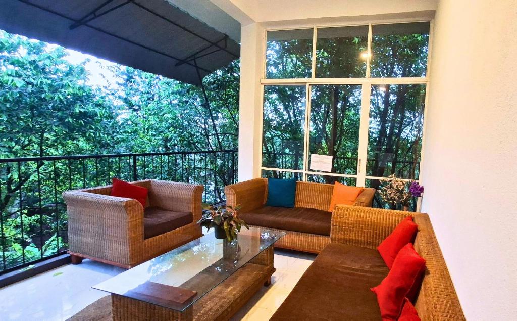 KalapaluwawaにあるNew Colombo Villageの家具と大きな窓のあるリビングルーム