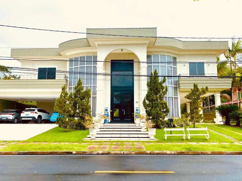 un gran edificio blanco con una puerta delantera y escaleras en COP30 ALTO PADRÃO Belém Brasil, en Belém