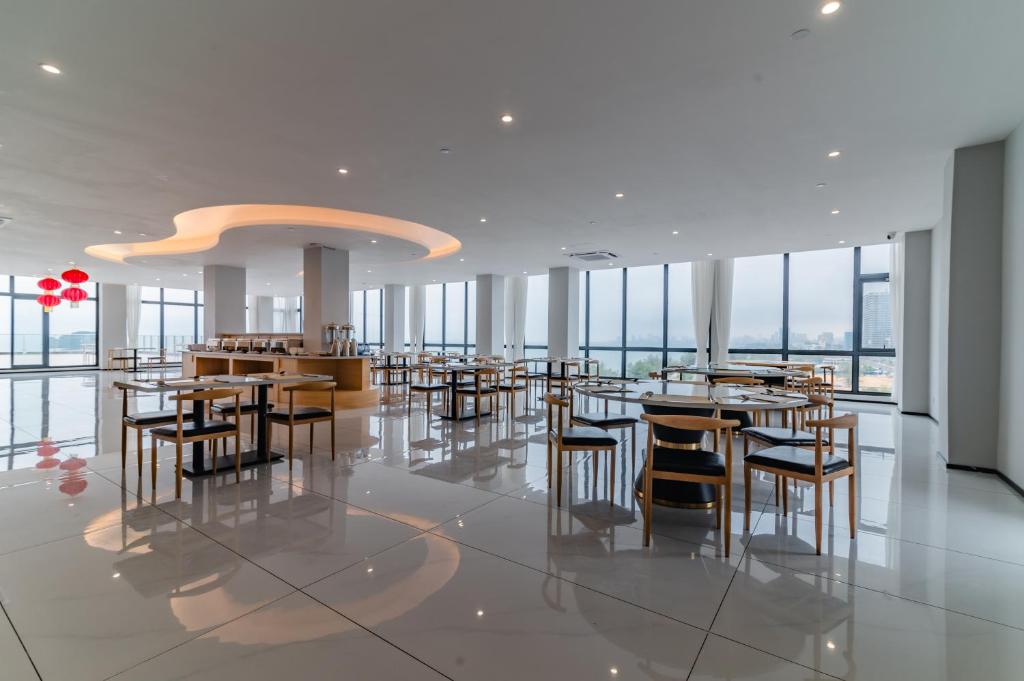 Billions Hotel 4