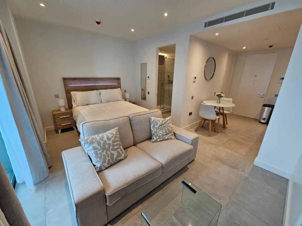 uma sala de estar com um sofá e uma cama em Luxury studio in Gibraltar em Gibraltar