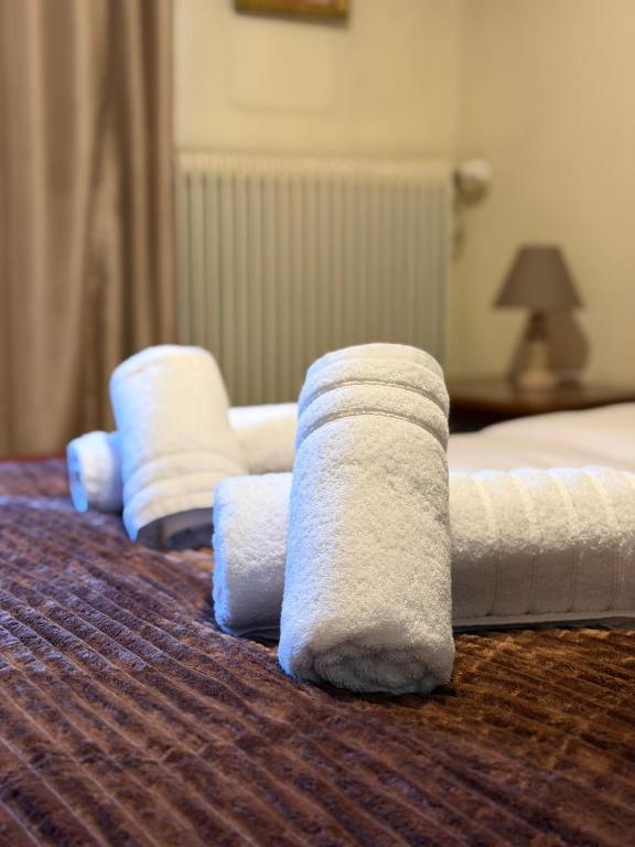 ein Haufen zusammengerollter Handtücher auf einem Bett in der Unterkunft Platanaki View in Pýli