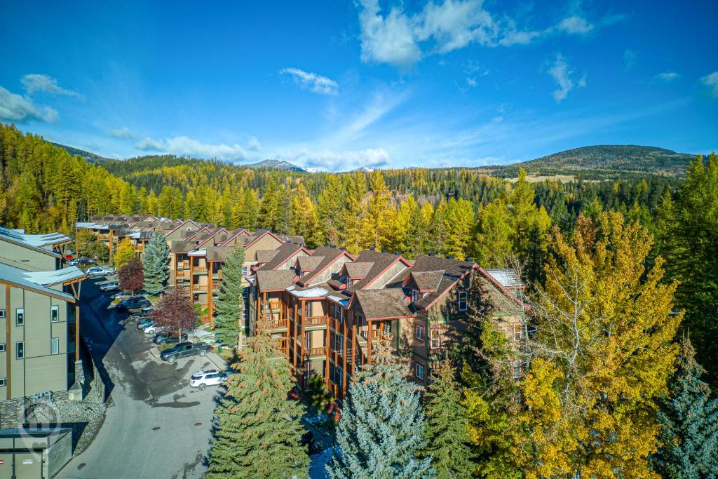 una vista aerea di un resort nel bosco di Kimberley Ridge by StayIn a Kimberley