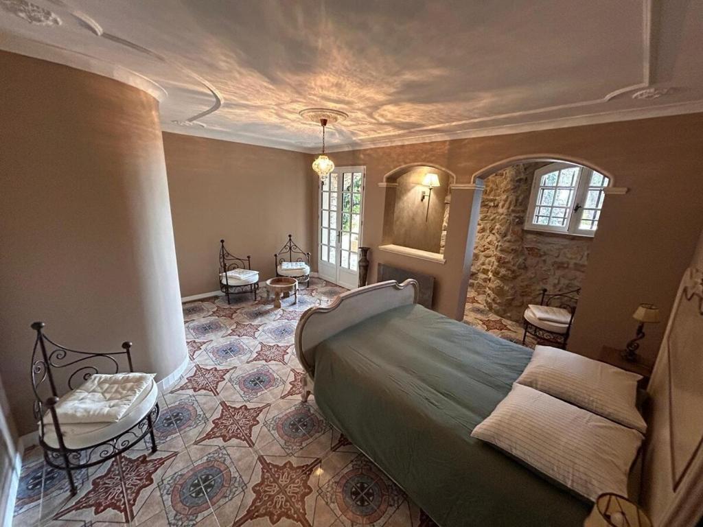 ein Schlafzimmer mit einem großen Bett in einem Zimmer in der Unterkunft Luxury Villa and Panoramic View in Spéracèdes in Spéracèdes