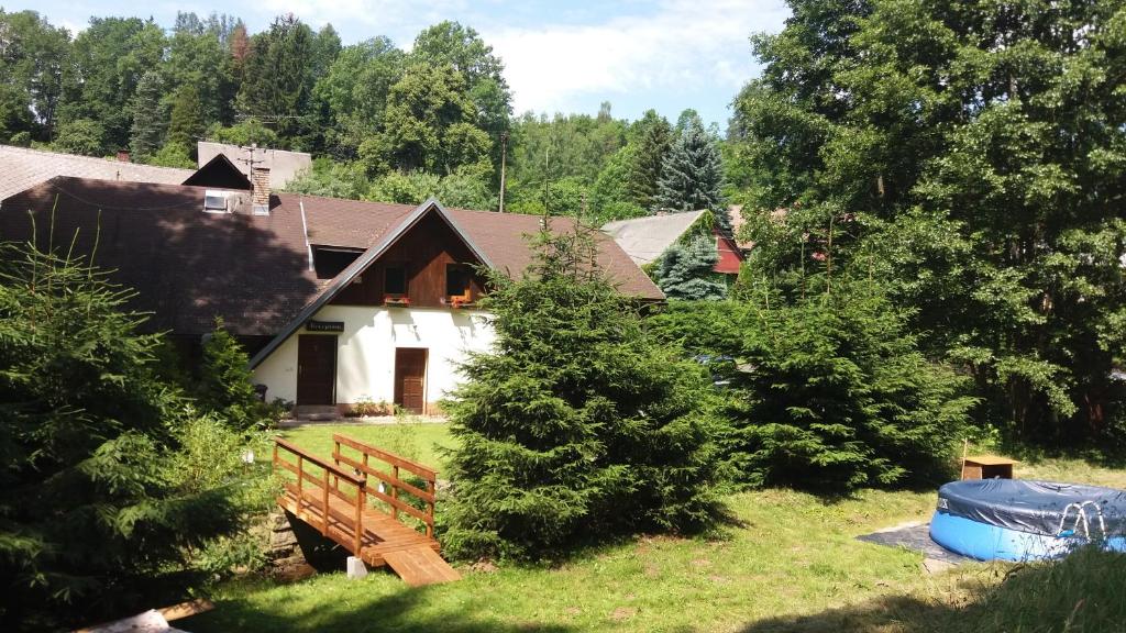dom na środku podwórza z drzewami w obiekcie Chalupa Pohodička w mieście Studenec