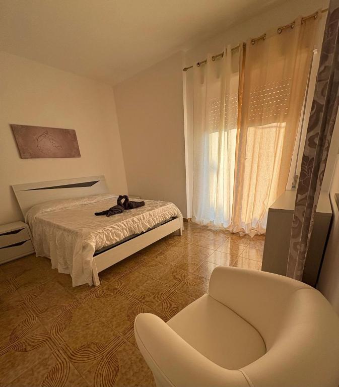 a bedroom with a bed and a chair in it at A pantanello da Nuzzo in Avola