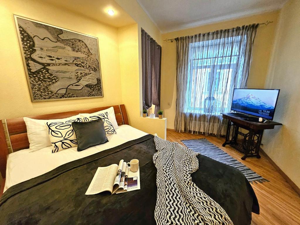 Old Town 2 Bedroom Apartment with Stunning River View by Dome Square and Presidential Castle في ريغا: غرفة نوم بها سرير كبير وتلفزيون