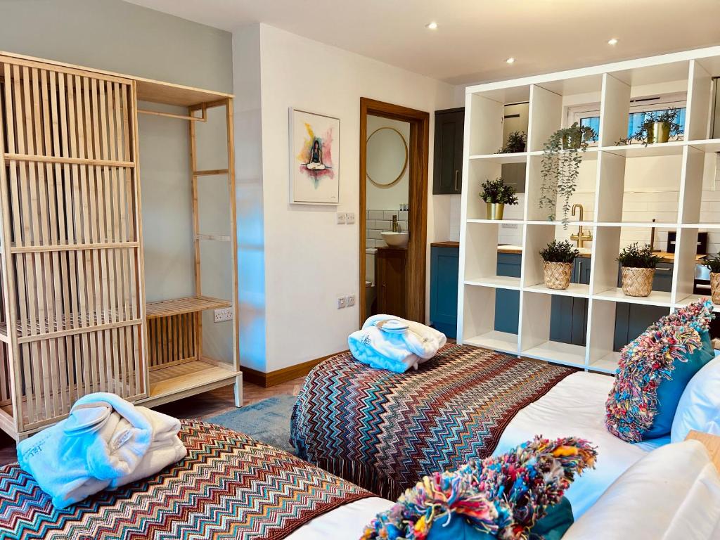 Postel nebo postele na pokoji v ubytování Luxury Retreat with Spa Access - Sleeps 6