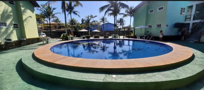una grande piscina con un cerchio di legno attorno di Golden Dolphin Taperapuan Apt 529 a Porto Seguro