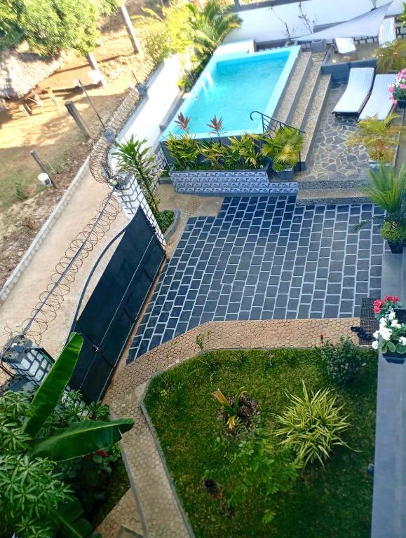 an overhead view of a swimming pool with plants at Villa Tsara Nosy be in Nosy Be