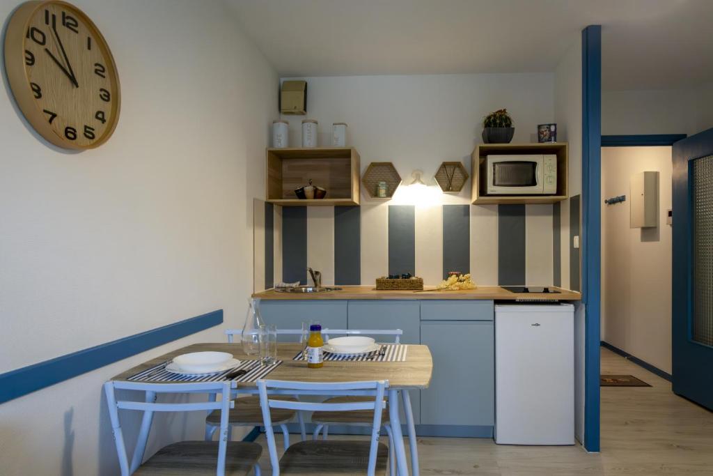 Kuchyň nebo kuchyňský kout v ubytování Bleu Cabine - Studio - Loggia