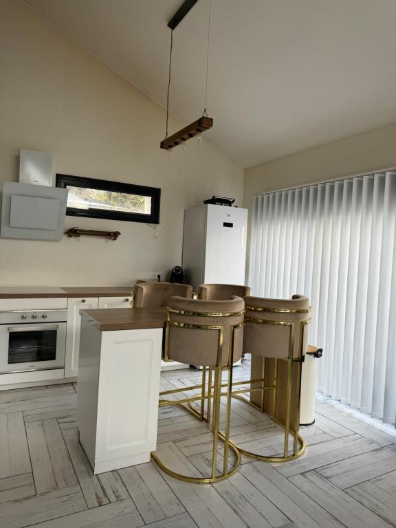 Cuisine ou kitchenette dans l'établissement Cozy Loft with Sauna and Hot Tub