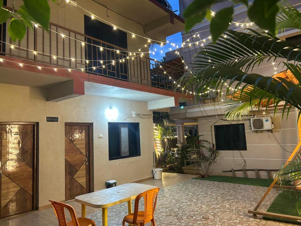 アリバグにあるBhumi Holiday Homeのテーブルと椅子付きの部屋