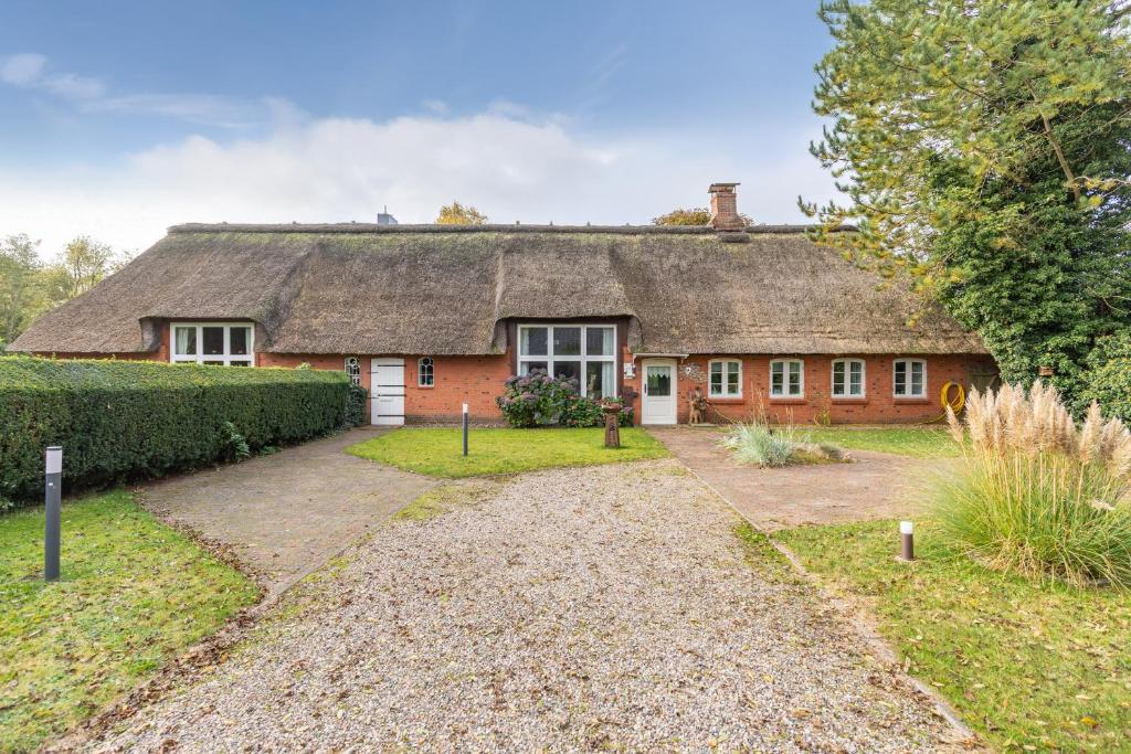 an old house with a thatched roof at Auszeit unter Reet in Dörpum