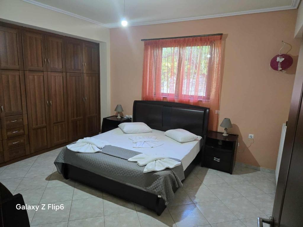 Un dormitorio con una cama con dos almohadas encima. en Sourlis house, en Esparta
