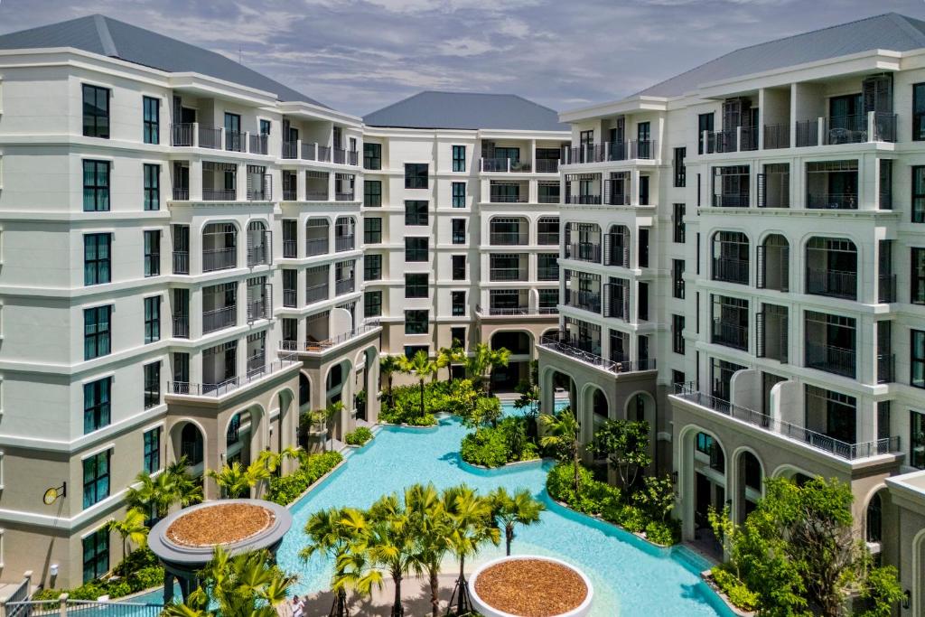 una vista aérea de un complejo de apartamentos con piscina en The Title Legendary Bangtao by Beringela, en Bang Tao Beach