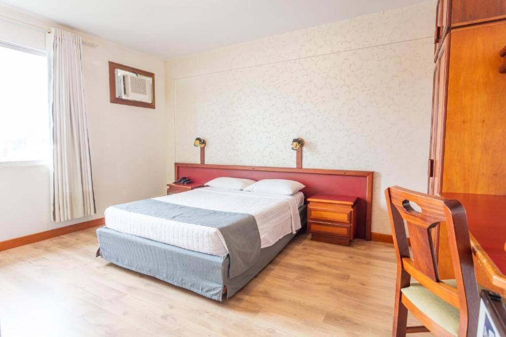 ブルメナウにあるGoldmen Business Hotel Blumenauの部屋の中に大きなベッドがある寝室