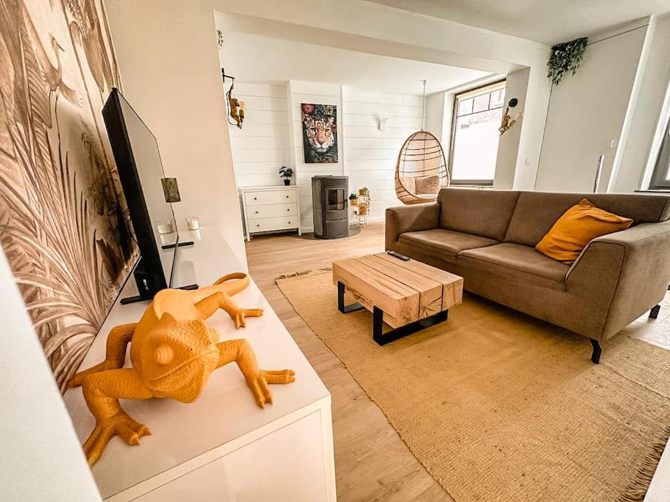 - un salon avec un canapé et un chien sur une table dans l'établissement Escapade tropicale au Costa Rica, à Profondeville