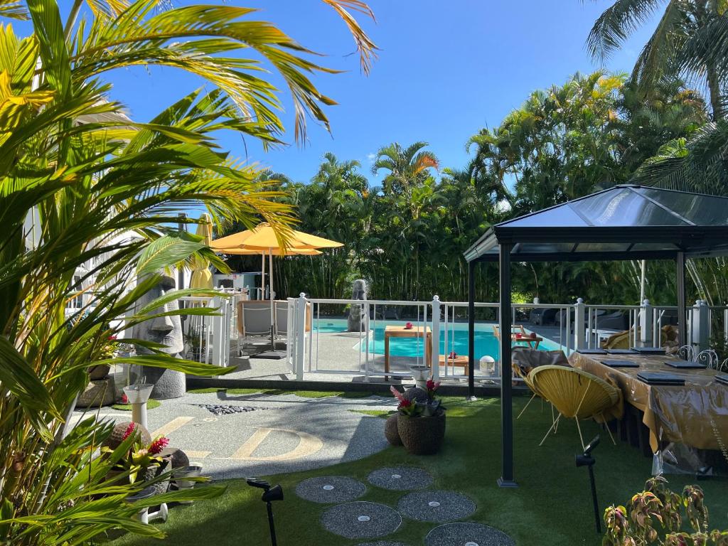 a resort with a pool and a swimming pool at GREEN LORD DOMAINE - Lodges Piscine & Spa - Bar & Lounge - Restaurant gastronomique in Lamentin