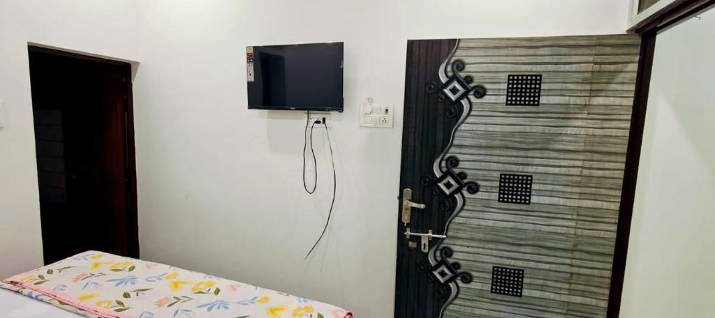 TV a/nebo společenská místnost v ubytování Sakshi Seva Sadan Vrindavan Homestay & Restaurant