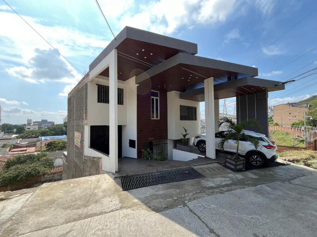 Habitación privada tipo apartaestudio في كالي: منزل صغير فيه سيارة متوقفة أمامه