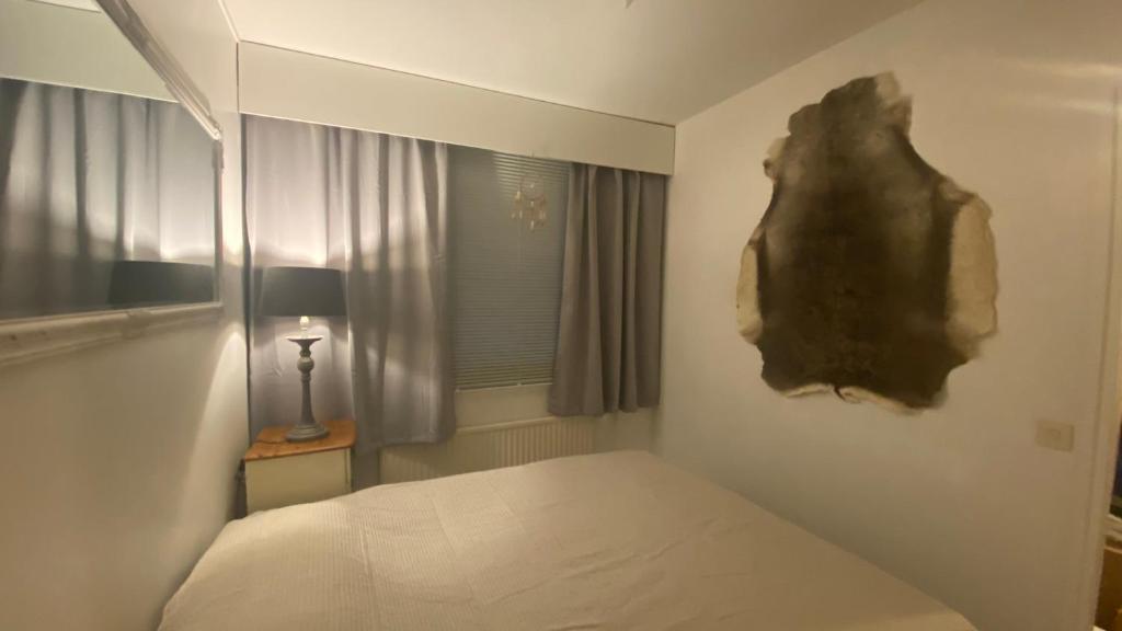 En eller flere senge i et værelse på Arctic Apartment