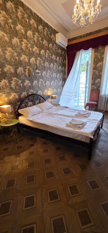 Vintage two-bedroom apartment with balconies در تفلیس