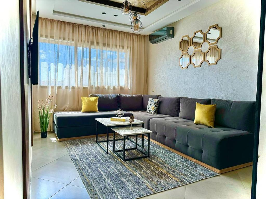 盖尼特拉Nouvel Appartement Confortable Avec Netflix & IPTV的客厅里有一张蓝色的沙发和一张桌子