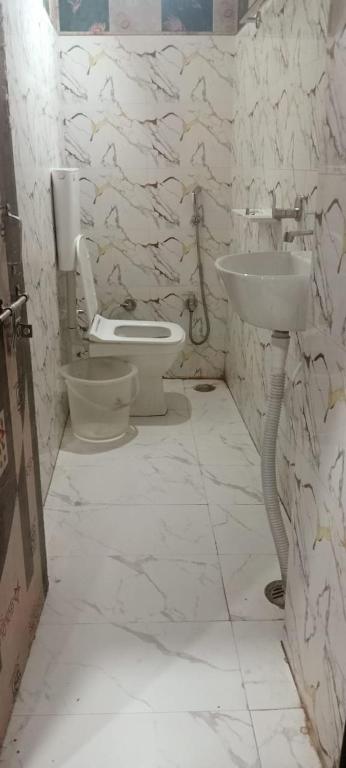 a bathroom with a toilet and a sink at Hotel Om in Jaunpur